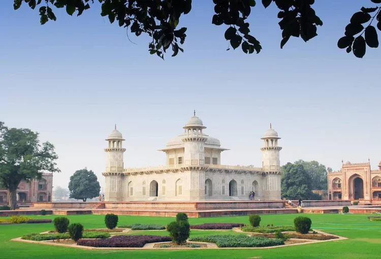 10 BEST Tourist Places to Visit in Agra in One Day Tour